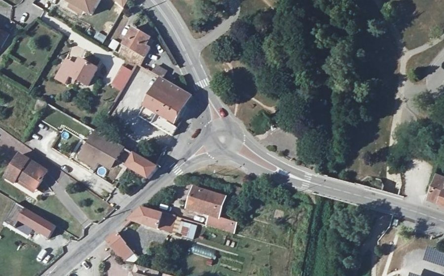 Vue aérienne du Rond-point anonyme n°153979324