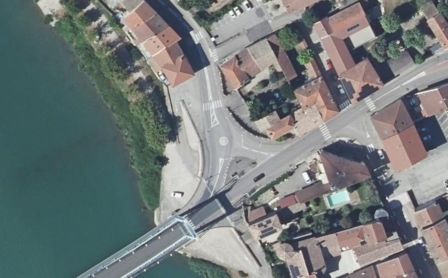 Vue aérienne du Rond-point anonyme n°153979332