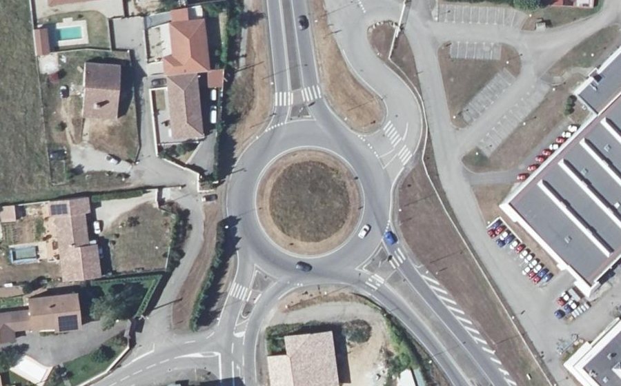 Vue aérienne du Rond-point anonyme n°153979343