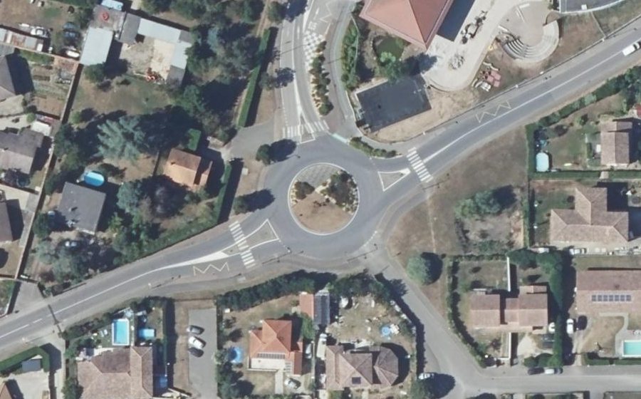 Vue aérienne du Rond-point anonyme n°153979350