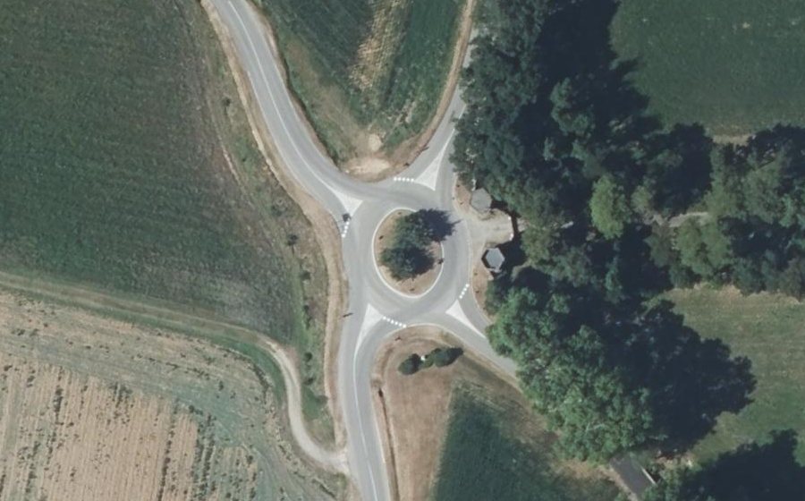 Vue aérienne du Rond-point anonyme n°153988525