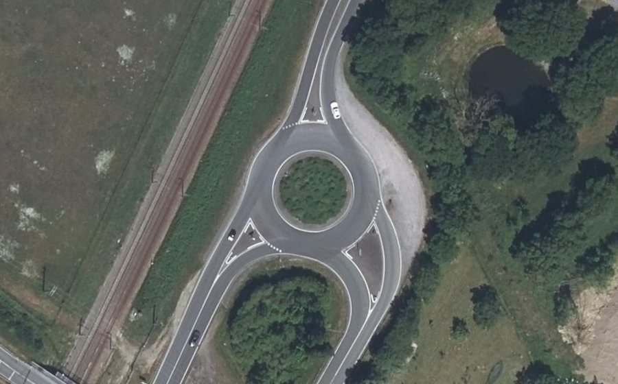 Vue aérienne du Rond-point anonyme n°153988597
