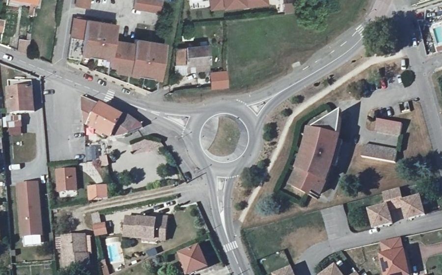 Vue aérienne du Rond-point anonyme n°153992027