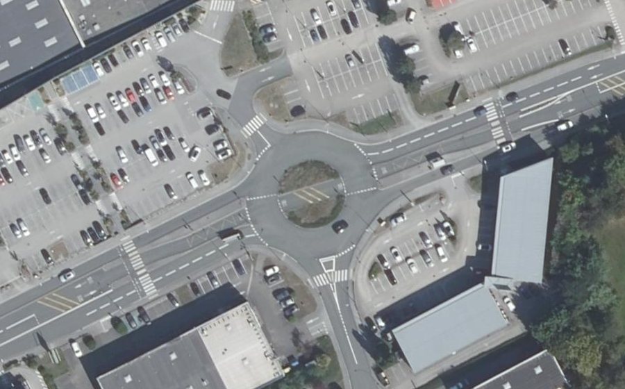 Vue aérienne du Rond-point anonyme n°154027338