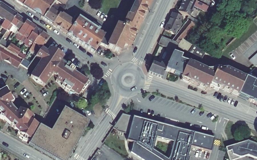 Vue aérienne du Rond-point anonyme n°154053122