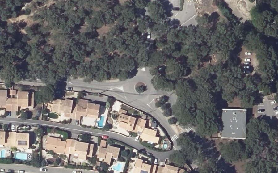 Vue aérienne du Rond-point anonyme n°154071131