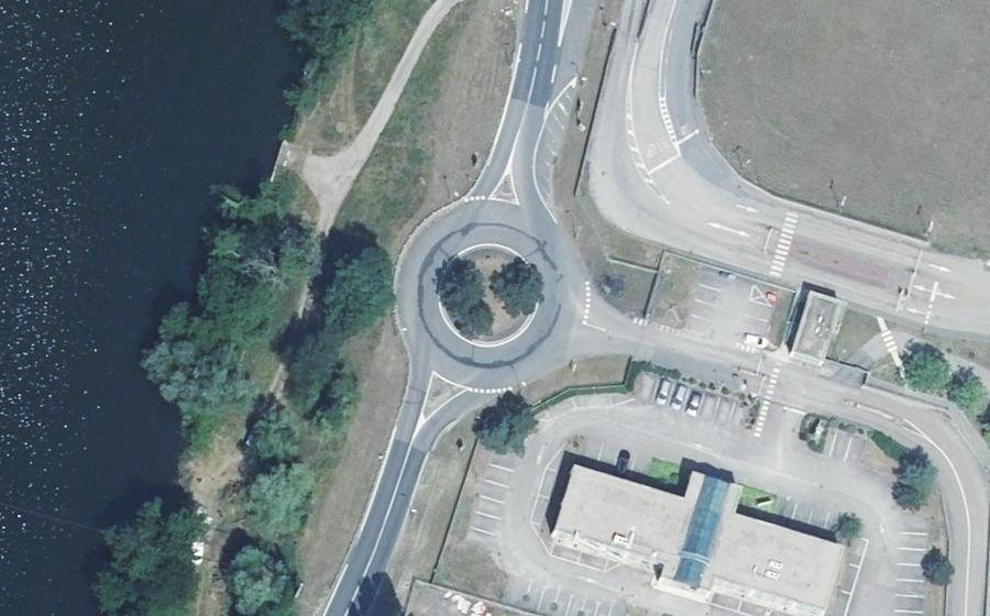 Vue aérienne du Rond-point anonyme n°154083425