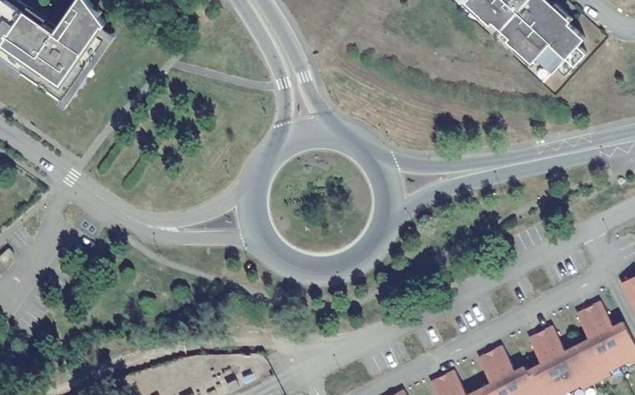 Vue aérienne du Rond-point anonyme n°154083426