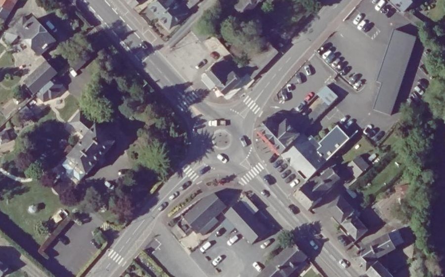Vue aérienne du Rond-point anonyme n°154096602