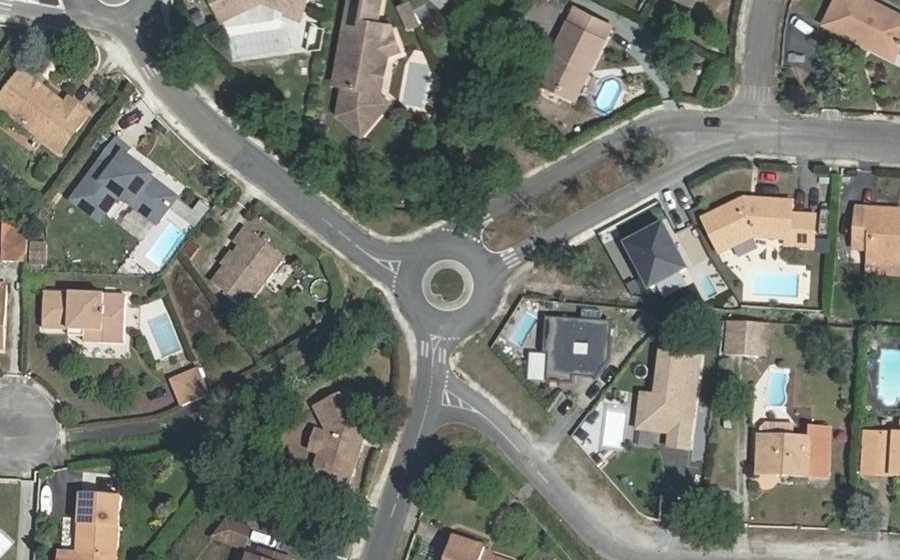 Vue aérienne du Rond-point anonyme n°154098358