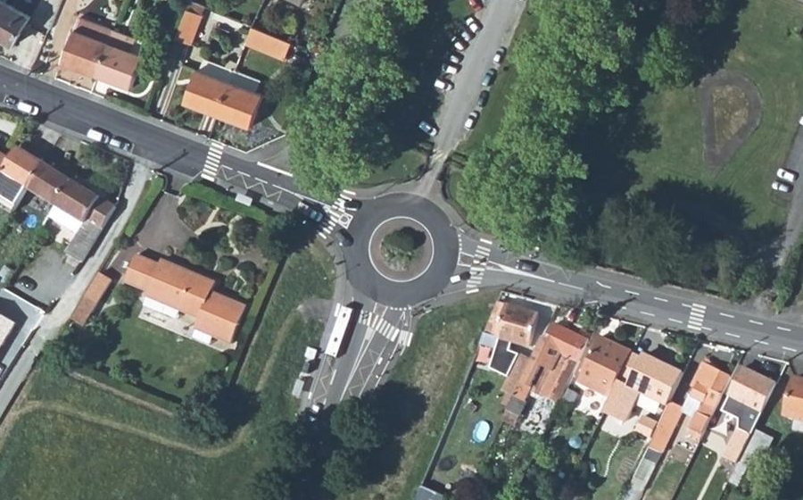 Vue aérienne du Rond-point anonyme n°154141096