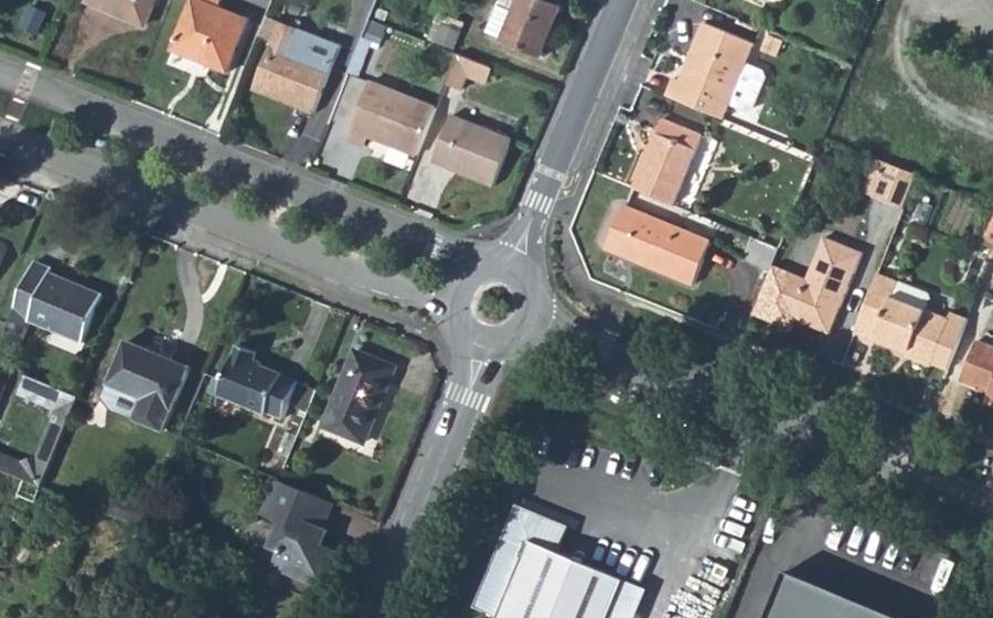 Vue aérienne du Rond-point anonyme n°154141098