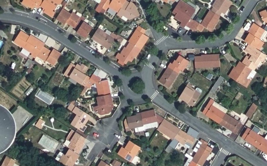Vue aérienne du Rond-point anonyme n°154165243