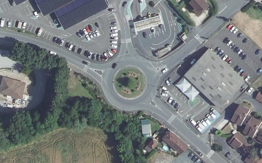 Vue aérienne du Rond-point anonyme n°154166144