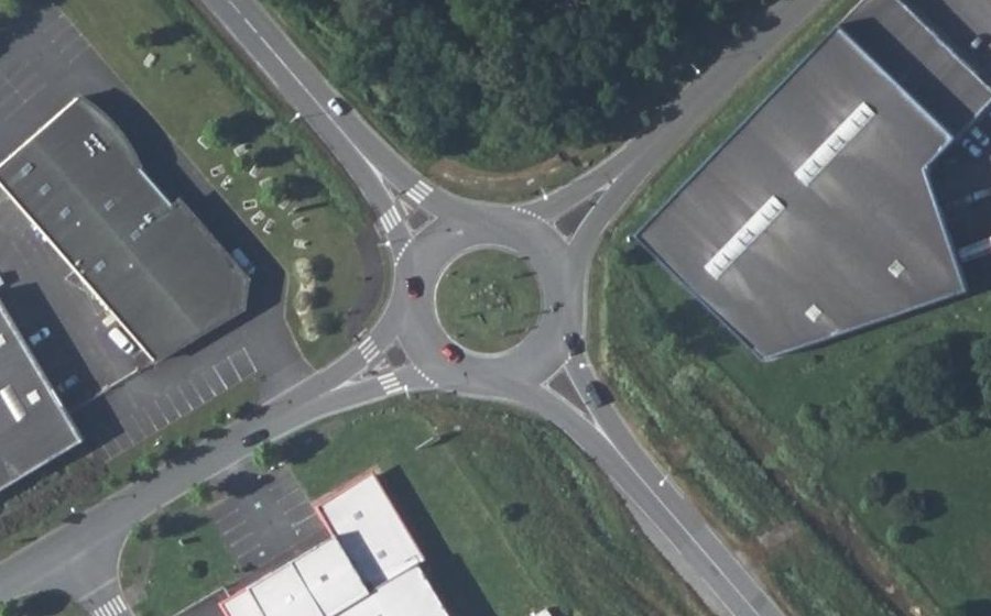 Vue aérienne du Rond-point anonyme n°154222070