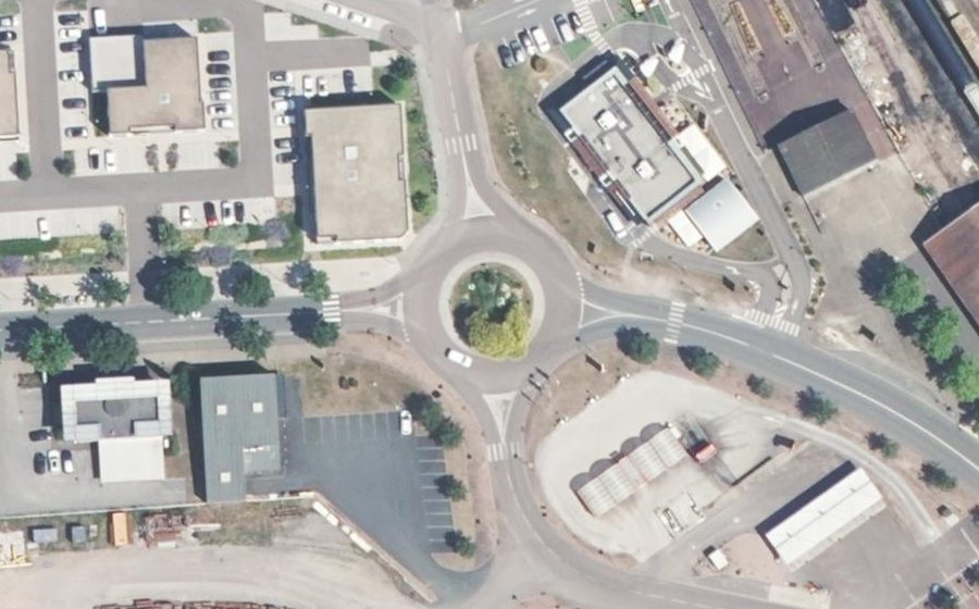 Vue aérienne du Rond-point anonyme n°154278319