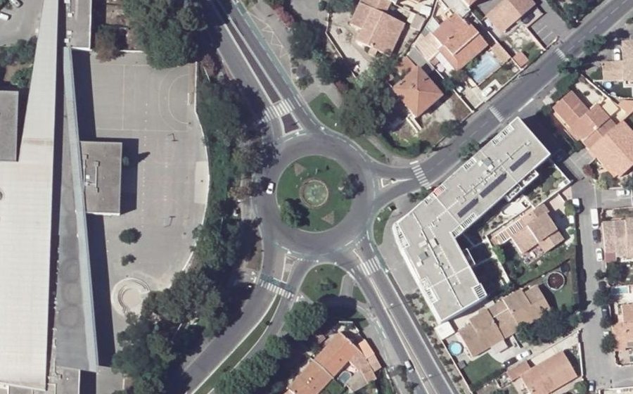 Vue aérienne du Rond-point anonyme n°154288240
