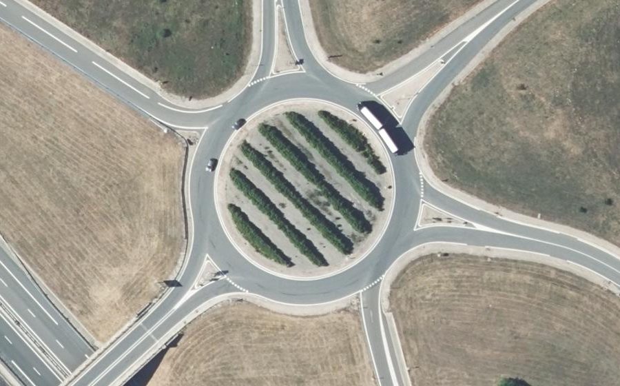 Vue aérienne du Rond-point anonyme n°154289025