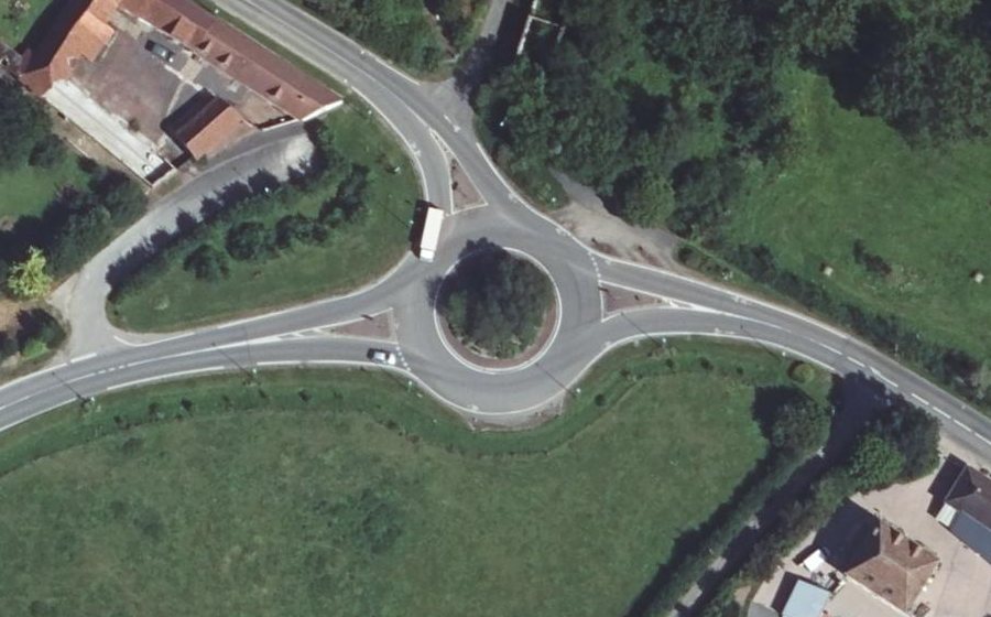 Vue aérienne du Rond-point anonyme n°154289448