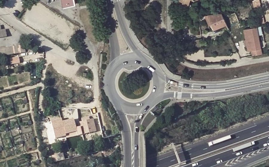 Vue aérienne du Rond-point anonyme n°154302308