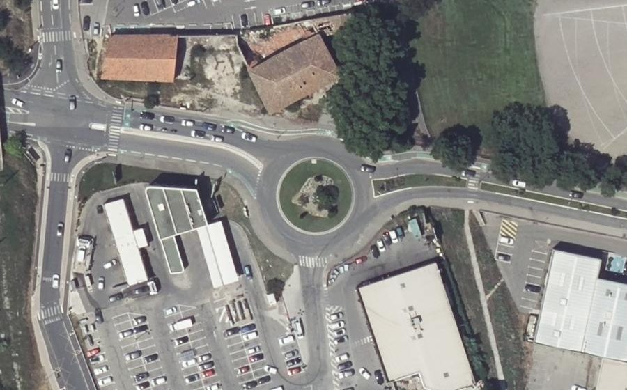 Vue aérienne du Rond-point anonyme n°154302311