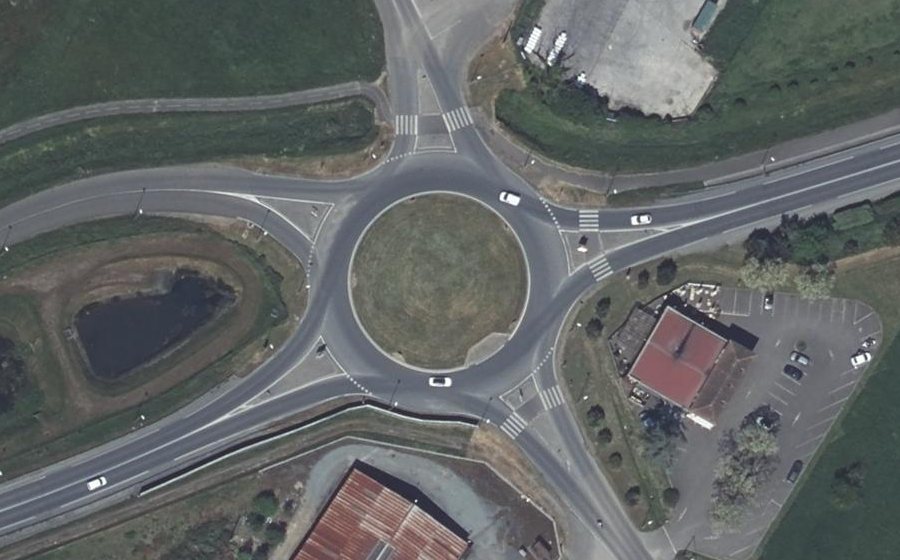 Vue aérienne du Rond-point anonyme n°154318355