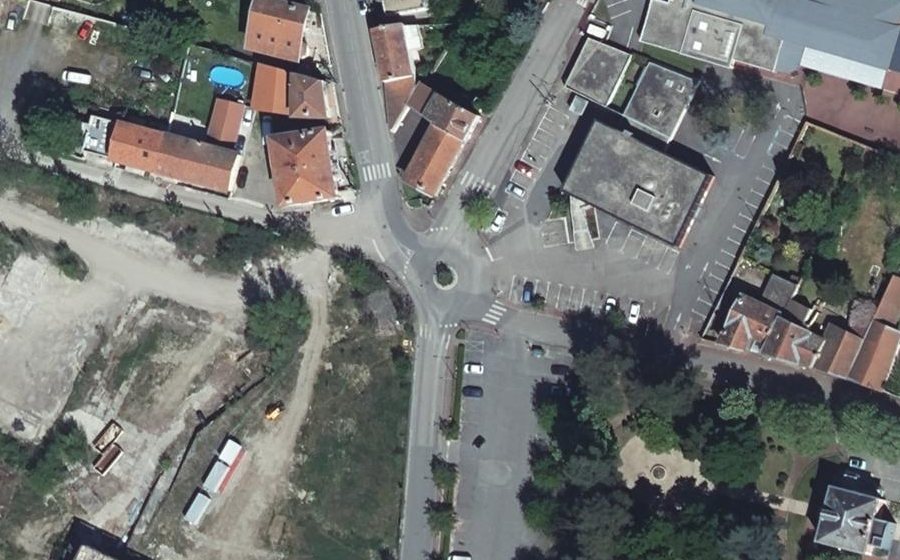 Vue aérienne du Rond-point anonyme n°154333943