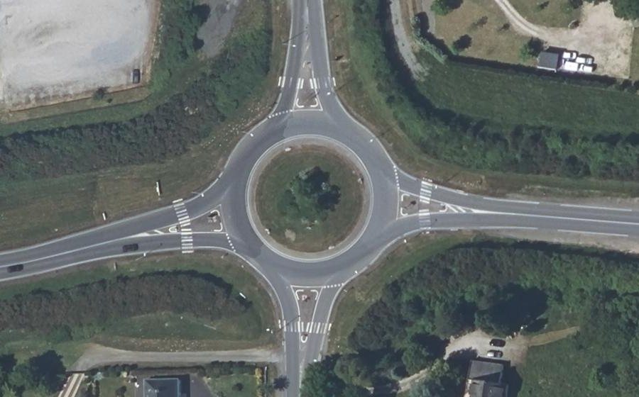 Vue aérienne du Rond-point anonyme n°154334161