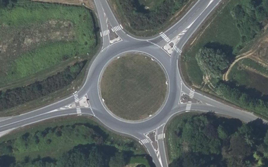 Vue aérienne du Rond-point anonyme n°154334162