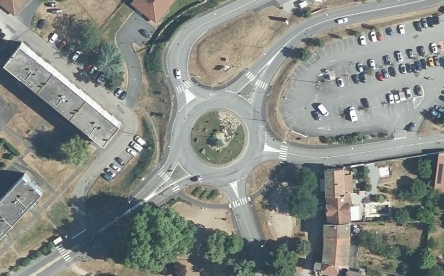 Vue aérienne du Rond-point anonyme n°154375632