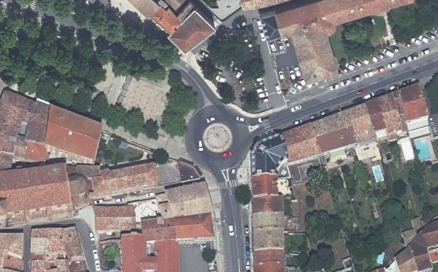 Vue aérienne du Rond-point anonyme n°154376733