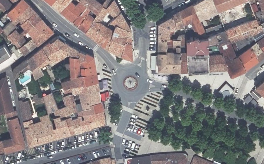 Vue aérienne du Rond-point anonyme n°154376735