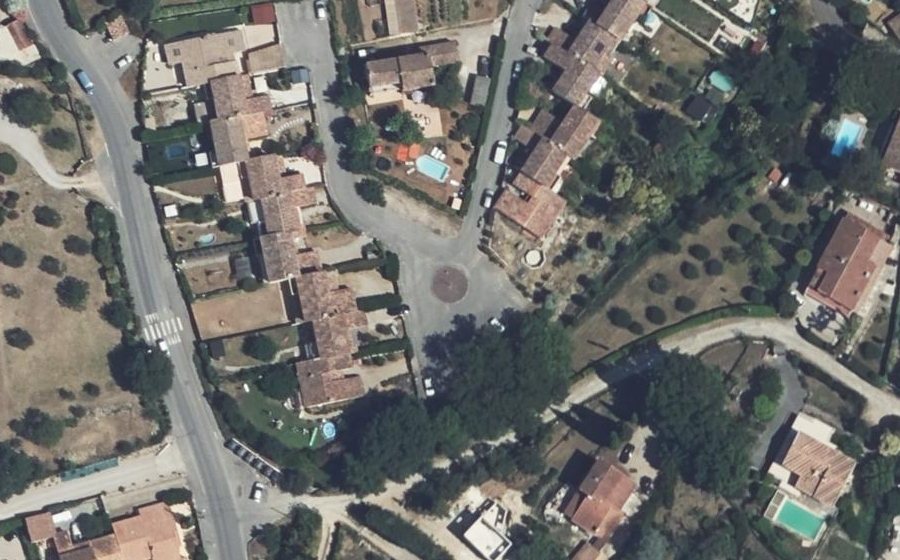 Vue aérienne du Rond-point anonyme n°154399320