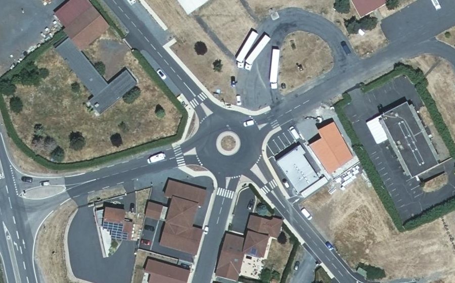 Vue aérienne du Rond-point anonyme n°1544632419