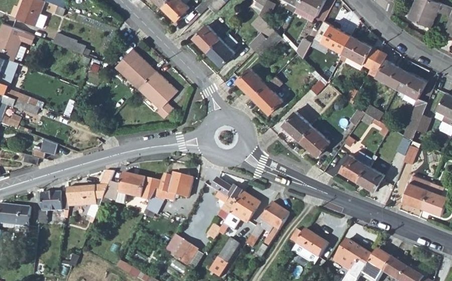 Vue aérienne du Rond-point anonyme n°154480687