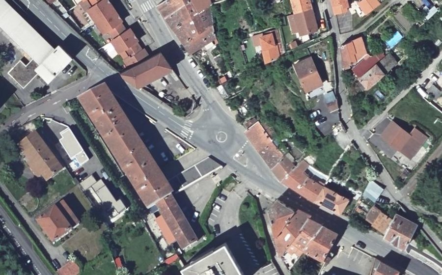 Vue aérienne du Rond-point anonyme n°154516383