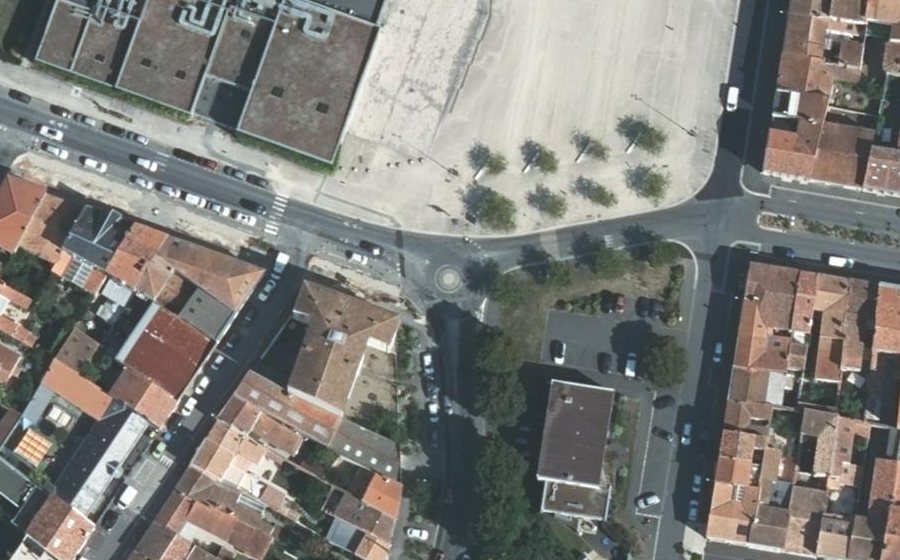 Vue aérienne du Rond-point anonyme n°1545260711