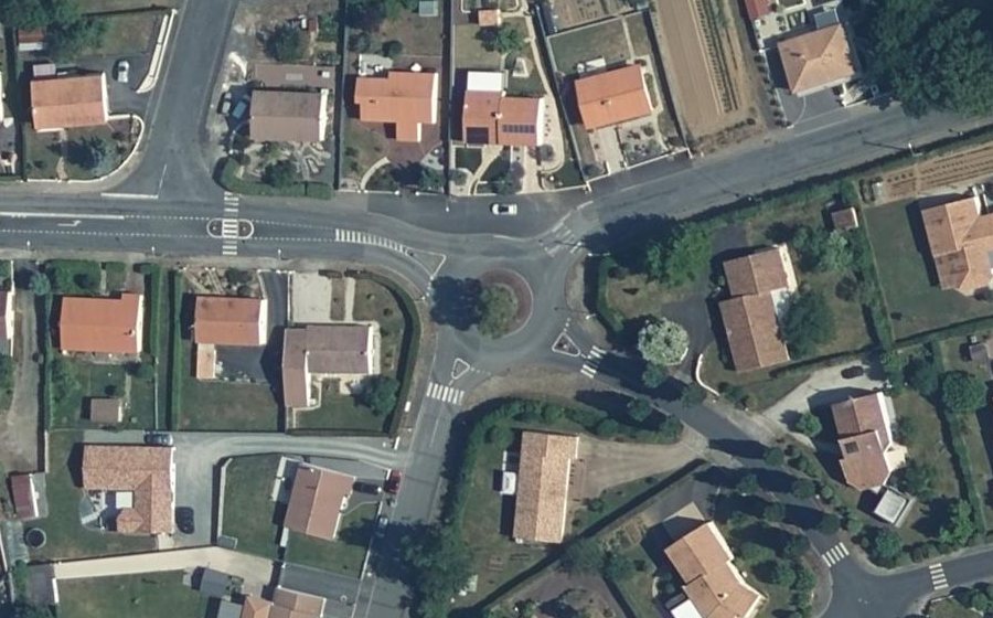 Vue aérienne du Rond-point anonyme n°154530795