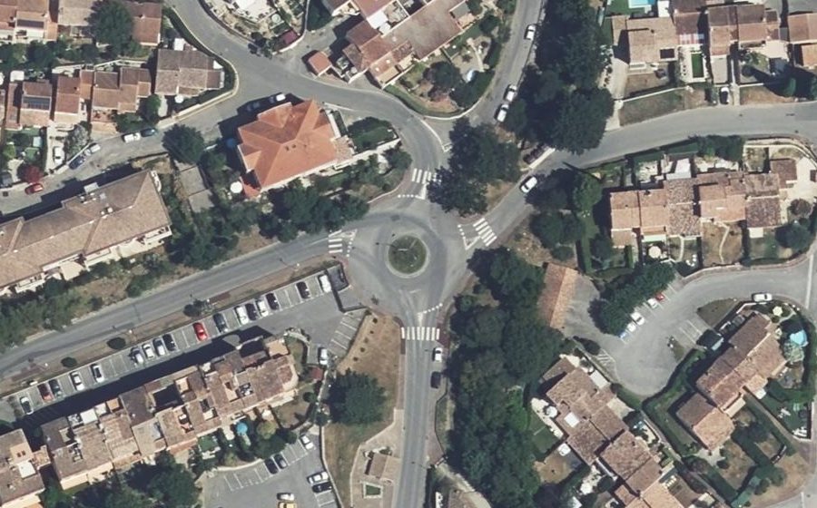 Vue aérienne du Rond-point anonyme n°154548786