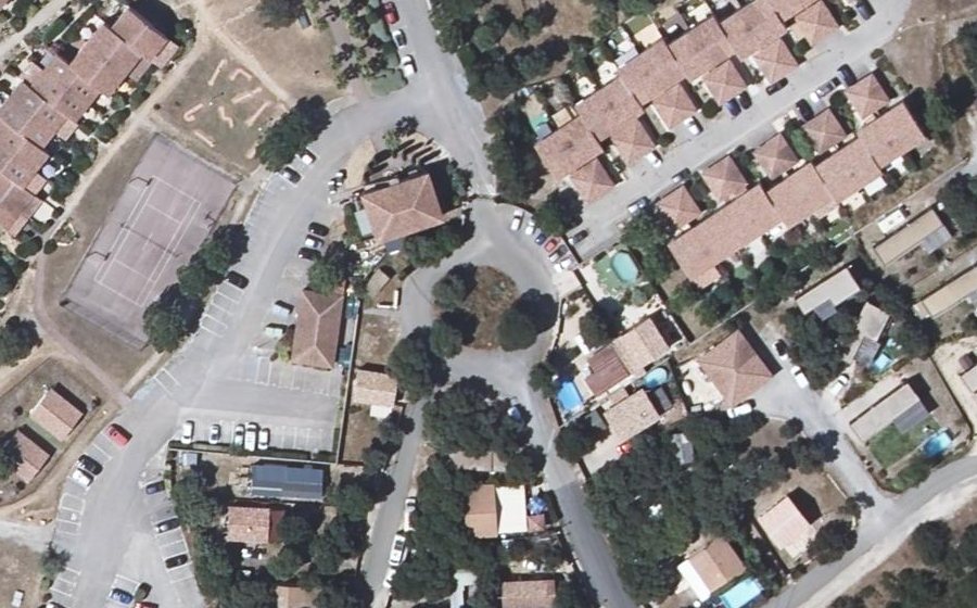 Vue aérienne du Rond-point anonyme n°154549478