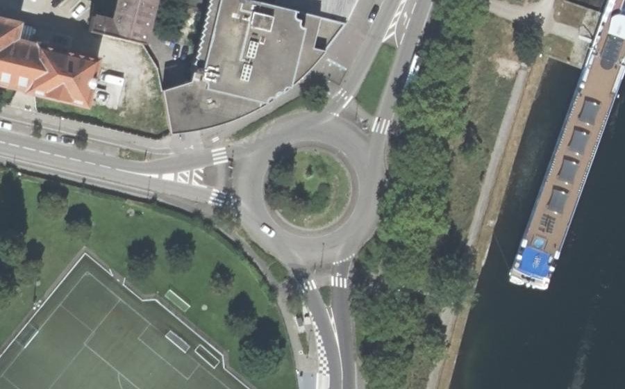 Vue aérienne du Rond-point anonyme n°154558840