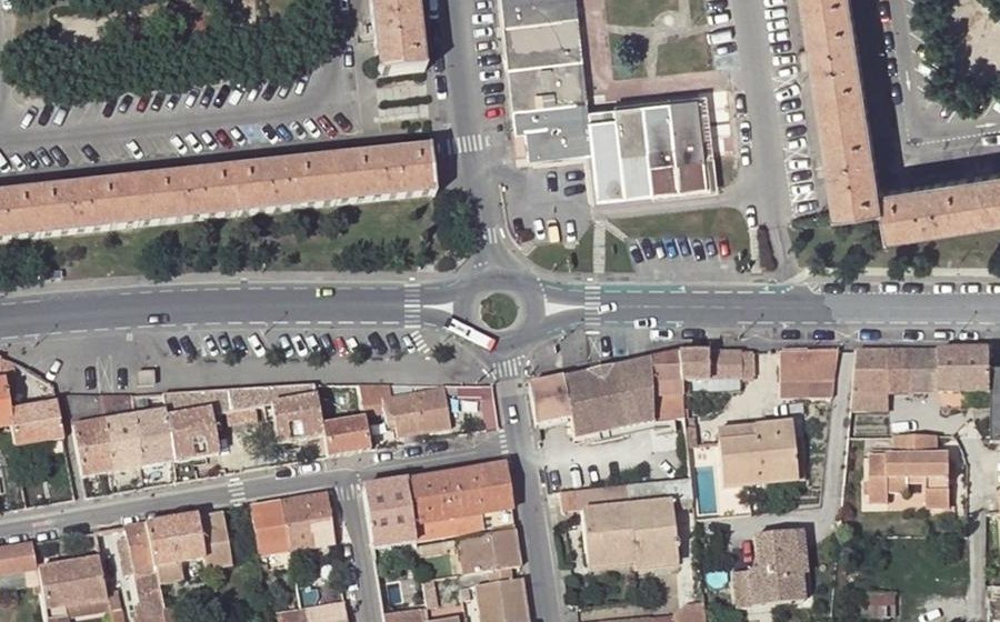 Vue aérienne du Rond-point anonyme n°154652750