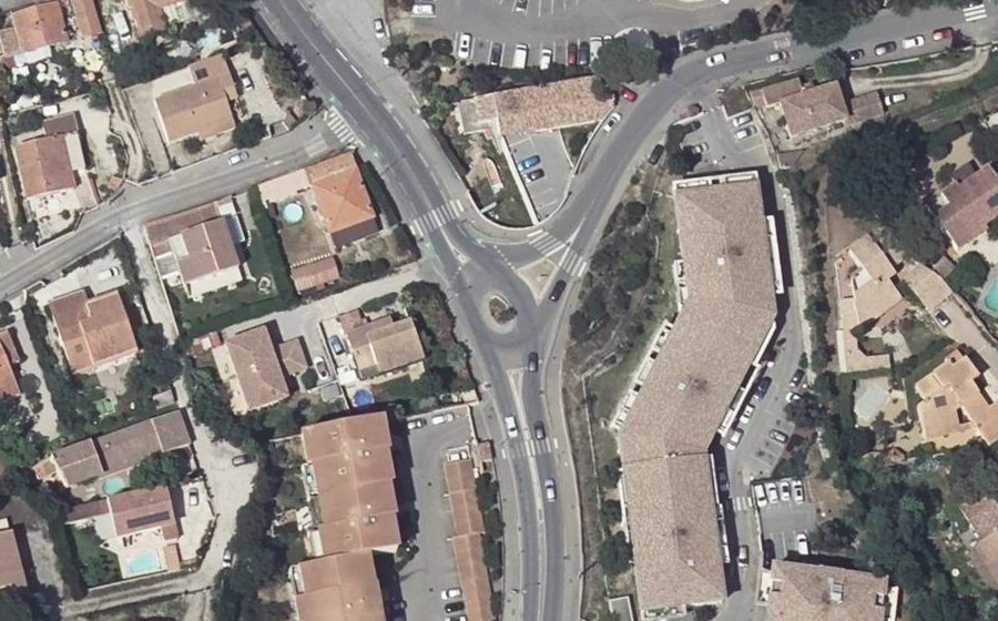 Vue aérienne du Rond-point anonyme n°154652761