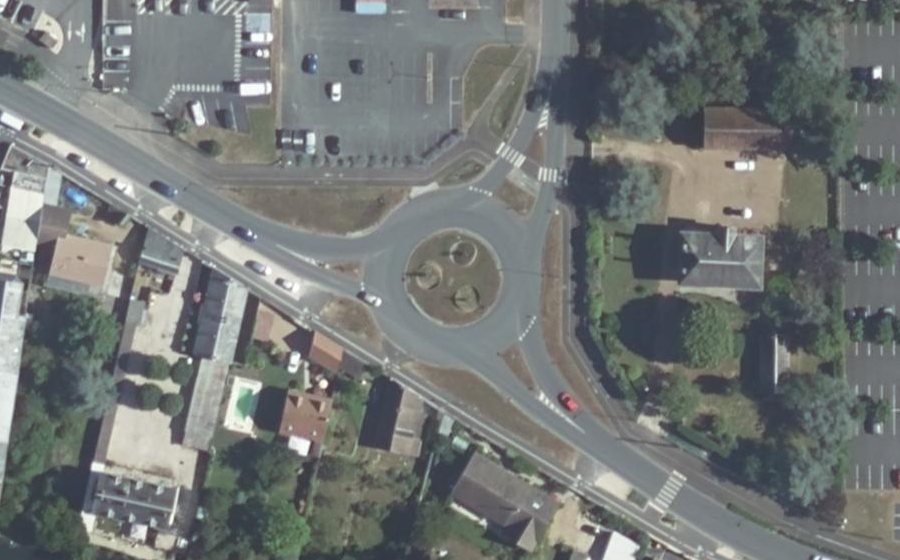 Vue aérienne du Rond-point anonyme n°154678231