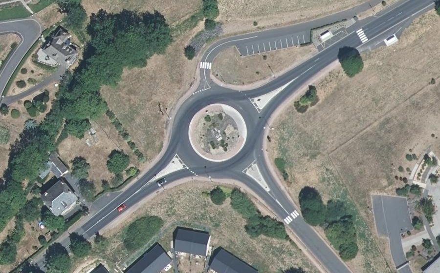 Vue aérienne du Rond-point anonyme n°154682392