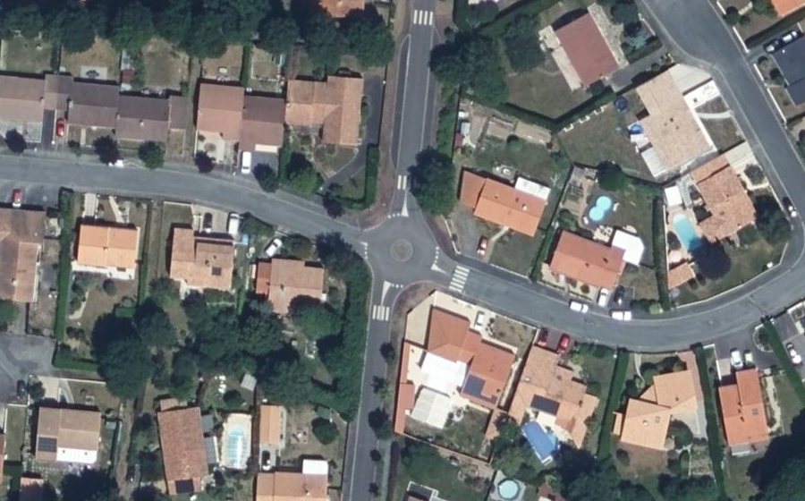 Vue aérienne du Rond-point anonyme n°154694390