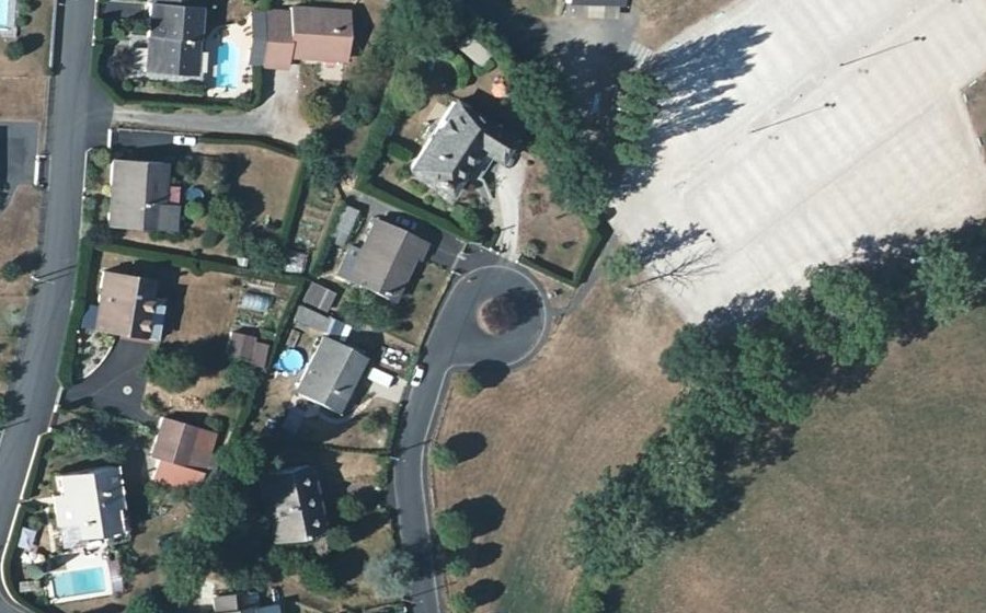 Vue aérienne du Rond-point anonyme n°154718762