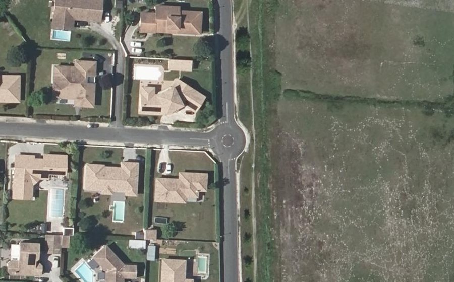 Vue aérienne du Rond-point anonyme n°154726316