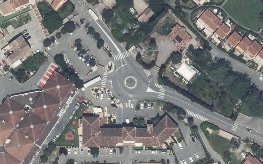 Vue aérienne du Rond-point anonyme n°154743832
