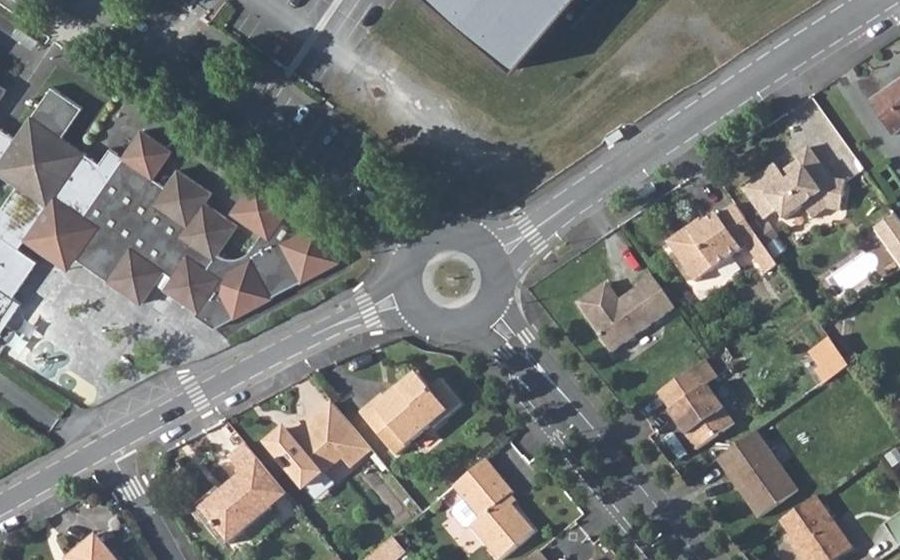 Vue aérienne du Rond-point anonyme n°154768259